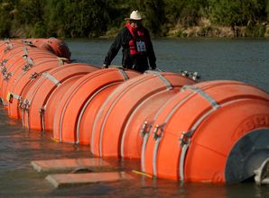 US federal court orders Texas to remove Rio Grande migrant barrier